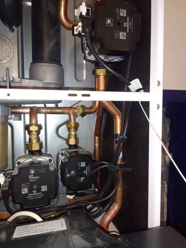 Trzy pompy obiegowe GRUNDFOS zamontowane w instalacji grzewczej z miedzianymi rurami