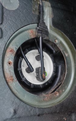 Nowa pompka paliwa zamontowana w zbiorniku samochodu, widoczne podłączenia elektryczne i przewody