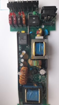 Płytka elektroniczna ze spaloną częścią i komponentami.
