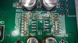Nahaufnahme einer Leiterplatte mit SMD-Bauteilen.
