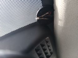 Panel immobilisera z otwartą pokrywą w samochodzie.