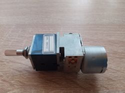Potencjometr ALPS z silnikiem RK271 LOG 50KAX2 na drewnianym tle.
