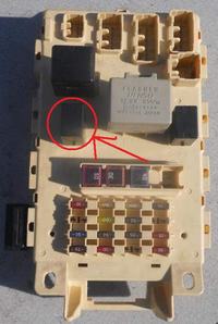 Toyota Yaris 1 2003r - funkcja przekaźnika w skrzynce bezpieczników
