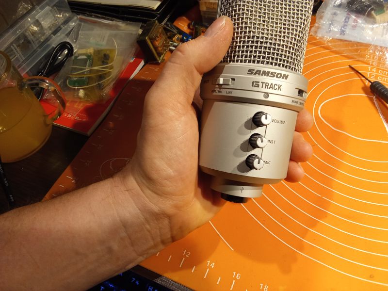 Osoba trzyma mikrofon pojemnościowy Samson G Track.