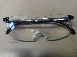 Recenzja daszka z lupą przy pracy z małymi elementami elektronicznymi