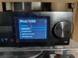 Ekran urządzenia audio z wyświetlonymi playlistami w formacie m3u z podłączonego USB.