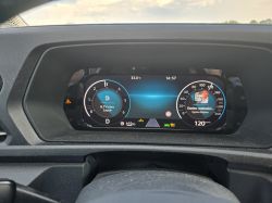 Cyfrowy zestaw wskaźników VW Caddy z włączoną kontrolką ostrzegawczą