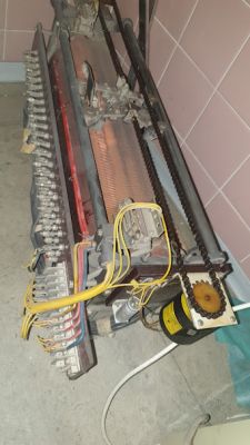 Widok transformatora Siemens 430 V z przewodami i elementami montażowymi.