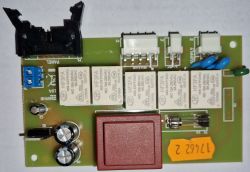 Zdjęcie płytki drukowanej z elementami elektronicznymi, w tym przekaźnikami i kondensatorami.