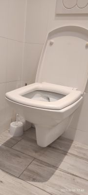 Wyciek wody podczas spłukiwania - woda pod deską klozetową