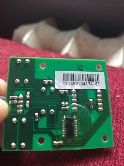 Zbliżenie na płytkę drukowaną z widocznymi elementami do naprawy.