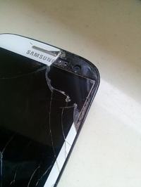 Samsung Galaxy s3 i9300 - Oderwany kawałek szybki, a dotyk nadal działa Samsung Galaxy s3 i9300 - Oderwany kawałek szybki, a dotyk nadal działa