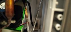 Widok wnętrza lodówki Liebherr z wentylatorem i elementami chłodzenia.