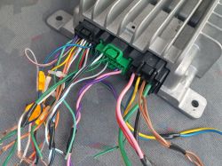 Jak podłączyć wzmacniacz GDL1 66 A20 z Mazdy 6 do radia i subwoofera?