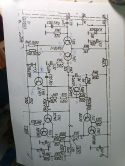 Schemat elektroniczny z różnymi elementami, takimi jak rezystory, kondensatory i tranzystory, z ręcznie dodanymi notatkami.