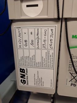 Tabliczka informacyjna baterii GNB Industrial Power 12V 100Ah.