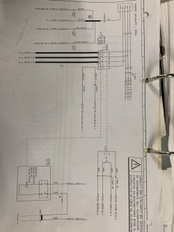 Schemat elektryczny zasilania maszyny z oznaczeniami przewodów i komponentów