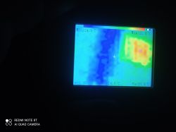 Termowizyjny obraz ściany z widocznym ciepłym prostokątnym obszarem