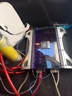 Jak poprawnie podłączyć wzmacniacz, kondensator i głośnik?