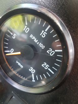 VDo - Czy obrotomierz VDO wymaga programowania po odłączeniu?