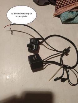 Moduł z rozłączonymi przewodami, z podpisem wskazującym na niepodłączone kabelki.