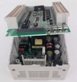 Wnętrze sterownika PLC MELSCEC iQ-F FX5U Wnętrze sterownika PLC MELSCEC iQ-F FX5U