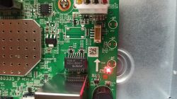 Zbliżenie na płytę główną rejestratora Hikvision z diodami LED.