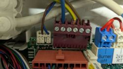 Zbliżenie na złącza elektryczne i przewody podłączone do płytki drukowanej