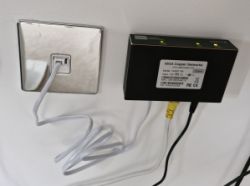 Moduł G.hn podłączony do gniazda RJ11 w ścianie i kabla Ethernet