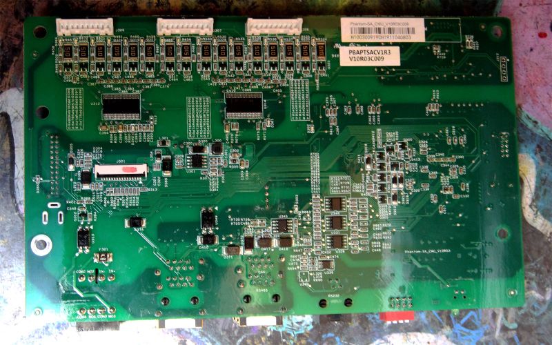 Płytka drukowana BMS do baterii LiFePO4 48V z elementami elektronicznymi i złączami