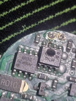 Zbliżenie uszkodzonego elementu na płytce elektronicznej z dwoma dużymi komponentami.