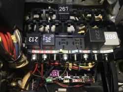 Audi A4 b5 1.8 ADR - przekaźnik odpowiedzialny za prąd na wtryskiwaczach gdzie?