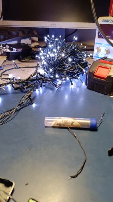 Lampki LED na biurku w warsztacie.
