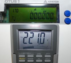 Wyświetlacz licznika OTUS 1 Apator i miernika SANWA pokazujący 221,0 V