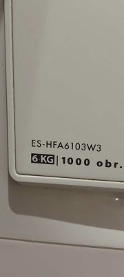 Zbliżenie na panel pralki Sharp ES-HFA6103W3 z oznaczeniem 6 kg i 1000 obrotów
