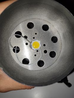 Reflektor LED wewnątrz metalowej obudowy z widocznym chipem LED.