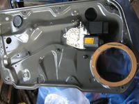 wygłuszenie drzwi oraz montaż zestawów głosników w VW golfie IV.własna produkcja