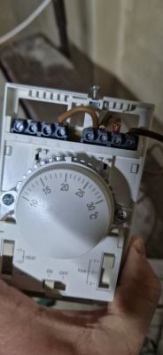 Termostat TR-110C-HEAT-B z widocznymi zaciskami i pokrętłem temperatury.