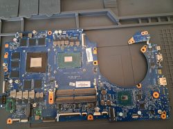 Płyta główna laptopa z widocznymi układami, bez zamontowanego chłodzenia, leżąca na macie serwisowej.
