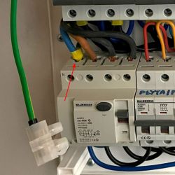 Zbliżenie na rozdzielnicę elektryczną, przewód PEN połączony z zaciskiem N przed różnicówką.