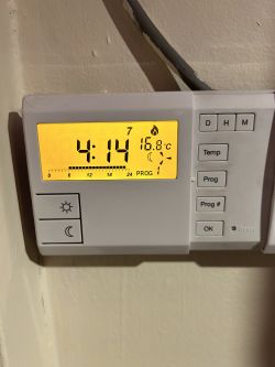 Sterownik do pieca z wyświetlaną temperaturą 16,8°C i godziną 4:14