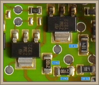 Zbliżenie na płytkę drukowaną z elementami elektronicznymi i oznaczeniami rezystorów.