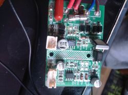 Leiterplatte mit elektronischen Komponenten aus Retro-Radio CAMRY CR1115 Nahaufnahme einer Leiterplatte mit elektronischen Komponenten.
