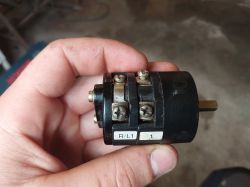 Zbliżenie na przełącznik spawarki Elektra Beckum SB 160c trzymany w ręce.