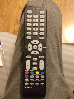 How to program a universal remote control for a Thomson CRT TV?