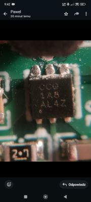 Zbliżenie płytki PCB z układem SMD i napisem „CCC” oraz „1A8”; poniżej elementy z oznaczeniem „2.7”.