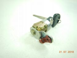 Suzuki - do czego służy wypustka ze złotą szyną w wkładce zamka?