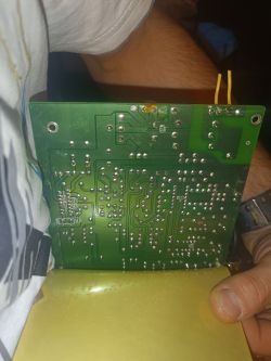 Zdjęcie płytki drukowanej trzymanej w rękach.