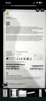 Tylna strona pudełka iPhone Air z informacjami technicznymi i oznaczeniami