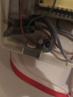 Jak podłączyć kable w słuchawce domofonu Orno po ich wyrwaniu?
